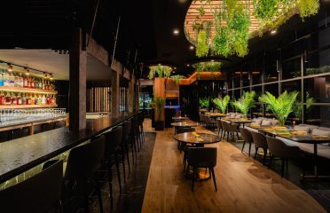 RIZZ Lounge & Grill