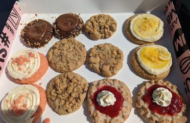 Crumbl – Cookies & Desserts