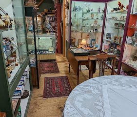 Van’s Elegant Antiques