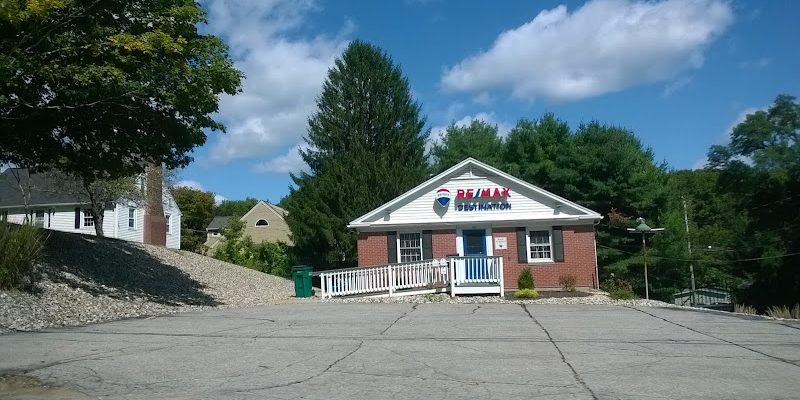 REMAX Realtor: Lindsey Niarhakos