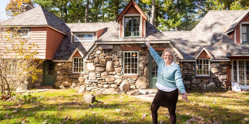 Julianna Rogalla CT/MA Real Estate Agent :)