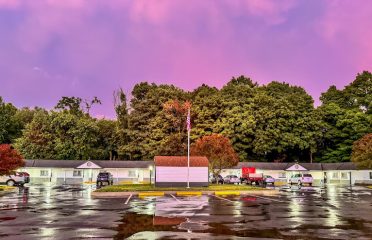 LITTLE VILLAGE MOTEL