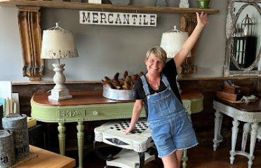 Chic Furniture – Vintage, Custom Furniture Store & Restoration by Laura