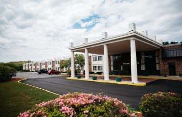 Mystic River Hotel & Suites