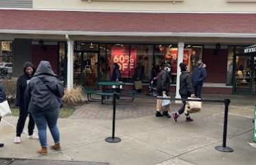 vineyard vines Outlet