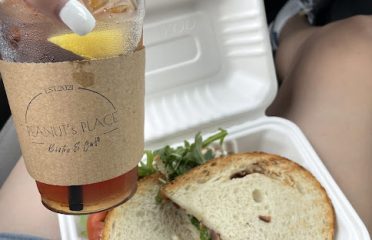 Peanut’s Place Bistró & Cafe Food Truck